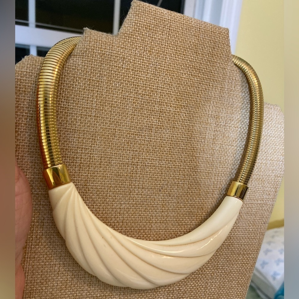 Monet Vintage Molded Lucite‎ Cream & Gold Tone Omega Bib Runway Necklace
